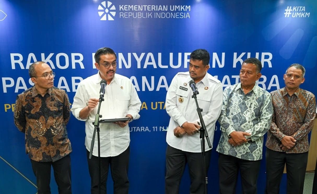 Menteri UMKM Maman Abdurrahman didampingi Wamen Helvi Moraza, Gubernur Sumut Bobby Nasution, &amp; Dirut Bank Sumut beri keterangan pers di Aula Raja Inal Siregar, Medan, Rabu (11/3).