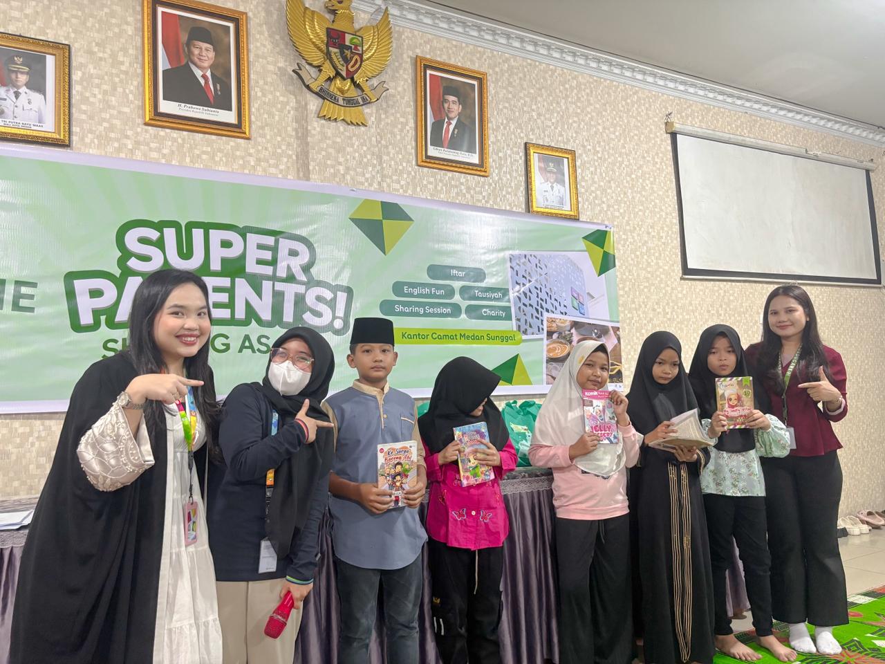 KEGIATAN: Kegiatan charity Ramadan yang digelar English 1 Medan Ringroad bersama Pemerintah Kecamatan Medan Sunggal berlangsung di Aula Kantor Camat Medan Sunggal, Rabu (11/3).