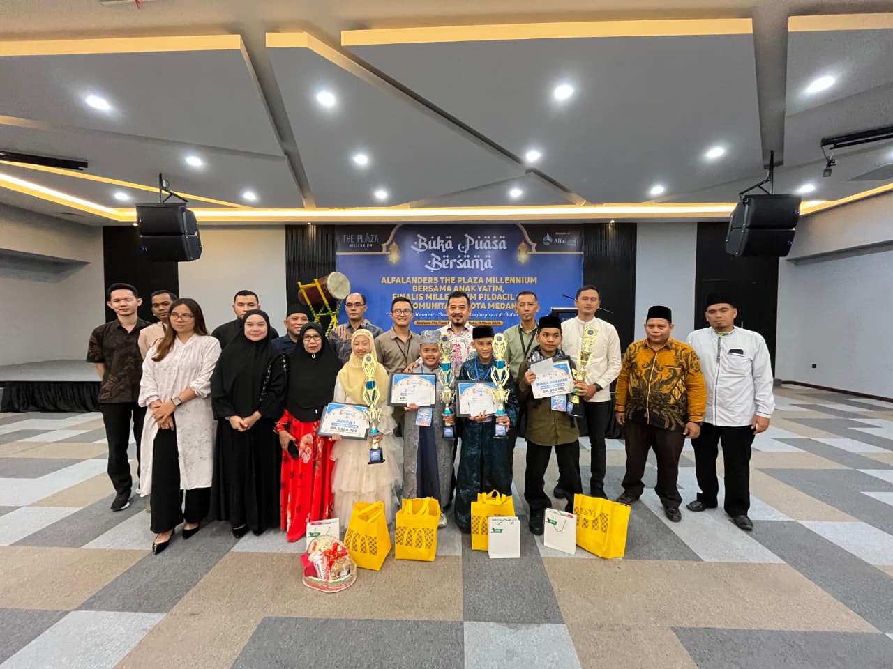 Manajemen The Plaza Millennium foto bersama dengan para pemenang Pildacil 14 The Plaza Millennium. (Foto : dok The Plaza Millennium)