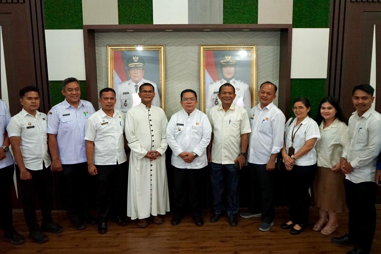 Wali Kota Siantar Wesly Silalahi foto bersama dengan Pastor Ambrosius Nainggolan dan panitia Paskah Umat Katolik. (ISTIMEWA/SUMUT POS)