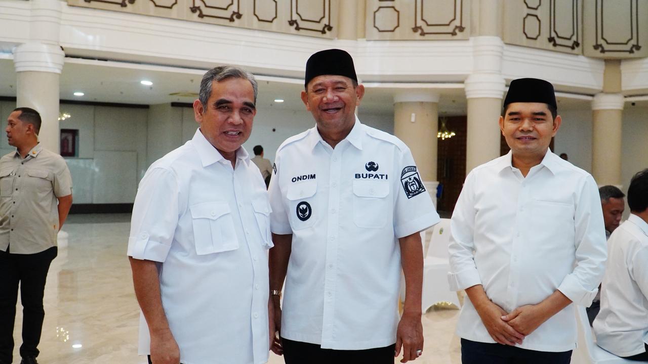  Bupati Langkat, Syah Afandin saat foto bersama dengan Ketua MPR RI, Ahmad Muzani. (Diskominfo Langkat/Sumut Pos)