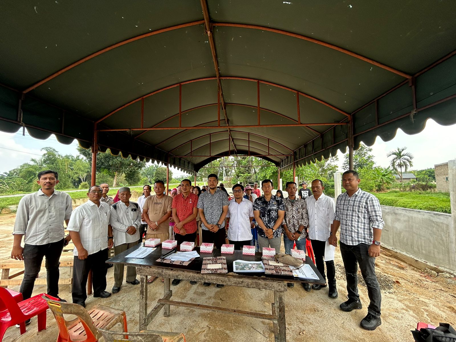 Perwakilan BBWS Sumut II, Camat Bajenis Ari Miranda, lurah serta tokoh masyarakat berfoto bersama usai kegiatan sosialisasi pembangunan prasarana pengendalian banjir Sungai Sibarau. 