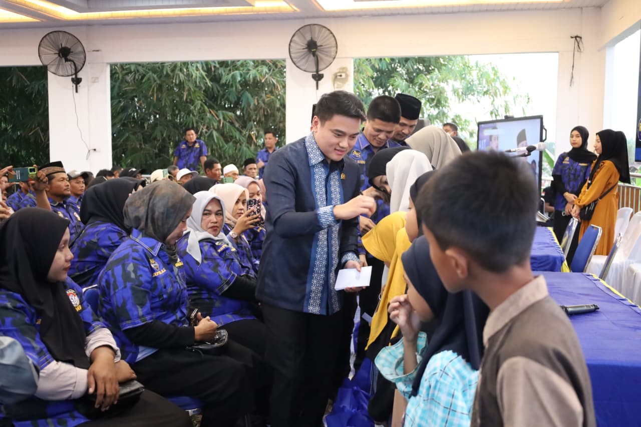  Ketua DPW KOMBAT Sumut, Ricky Anthony saat memberi santunan kepada anak yatim pada kesempatan buka puasa bersama di Langkat. (Istimewa/Sumut Pos)