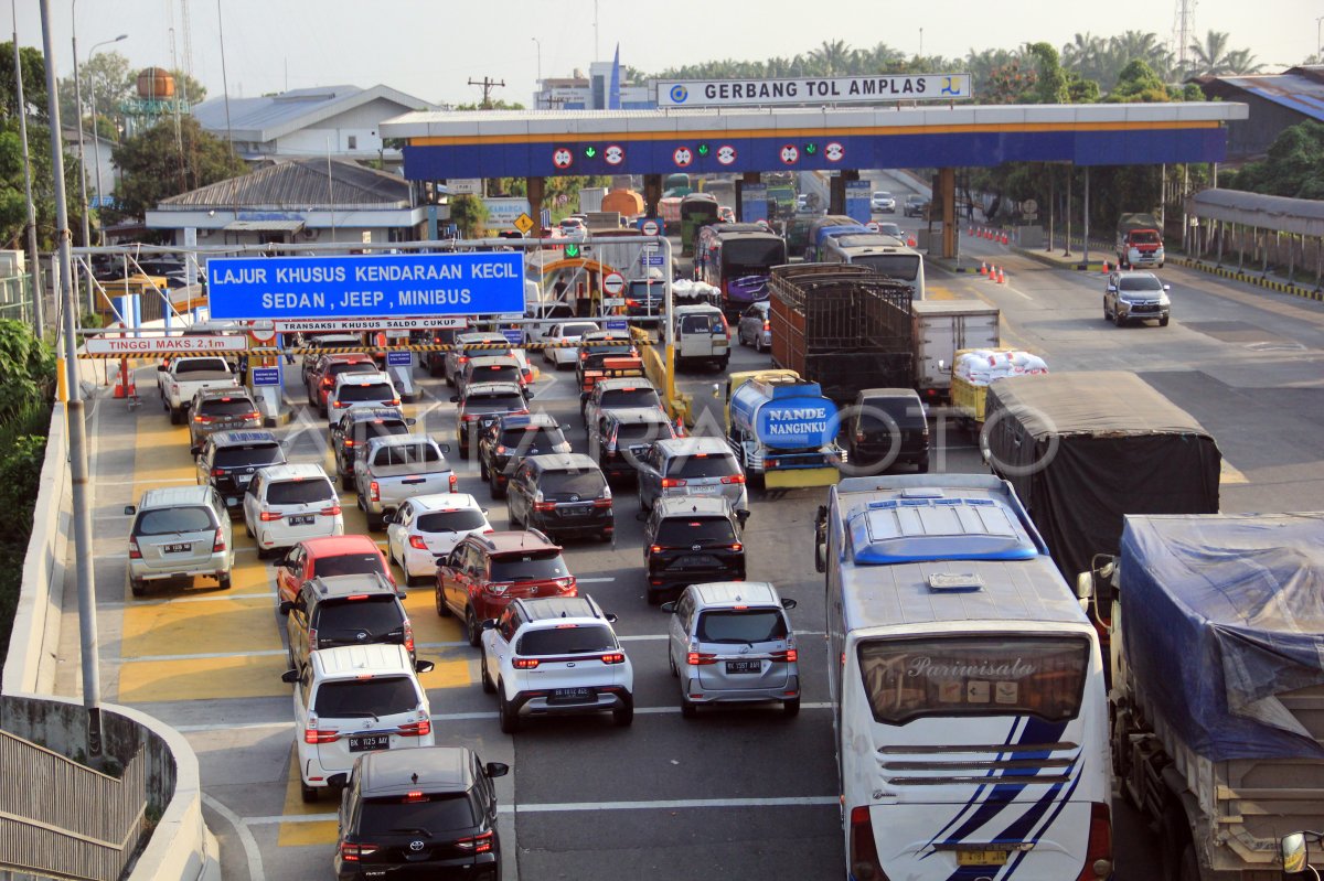 PADAT: Sejumlah kendaraan mobil pribadi dan bus memadati pintu masuk TOL Amplas. (ISTIMEWA/SUMUT POS)