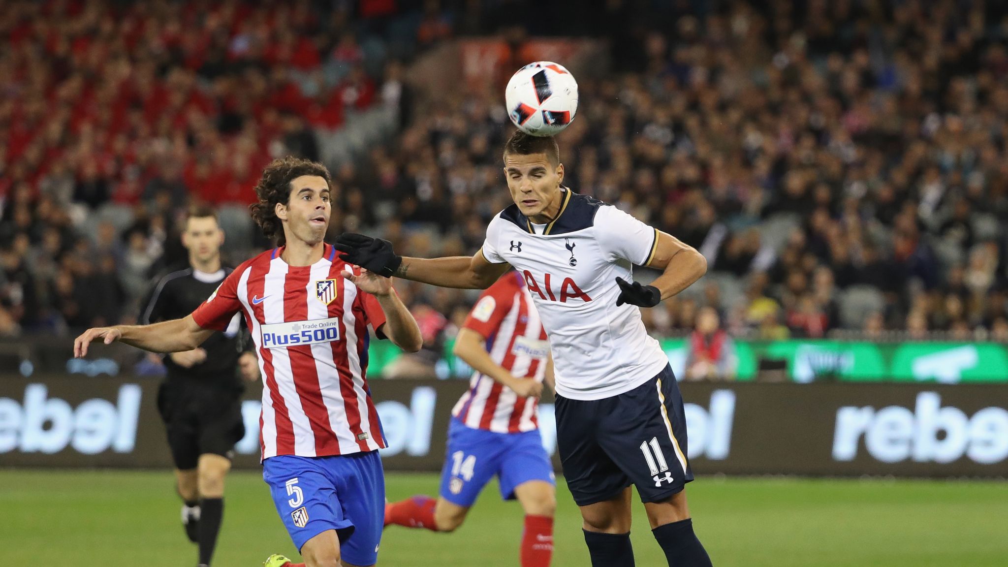 Pemain Atletico Madrid mencoba merebut bola dari pemain Tottenham dalam laga uefa champion league babak 16 besar. (Skysport)