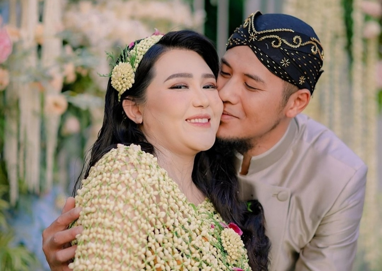 Via Vallen saat menikah dengan Chevra Yolandi. (jpnn)