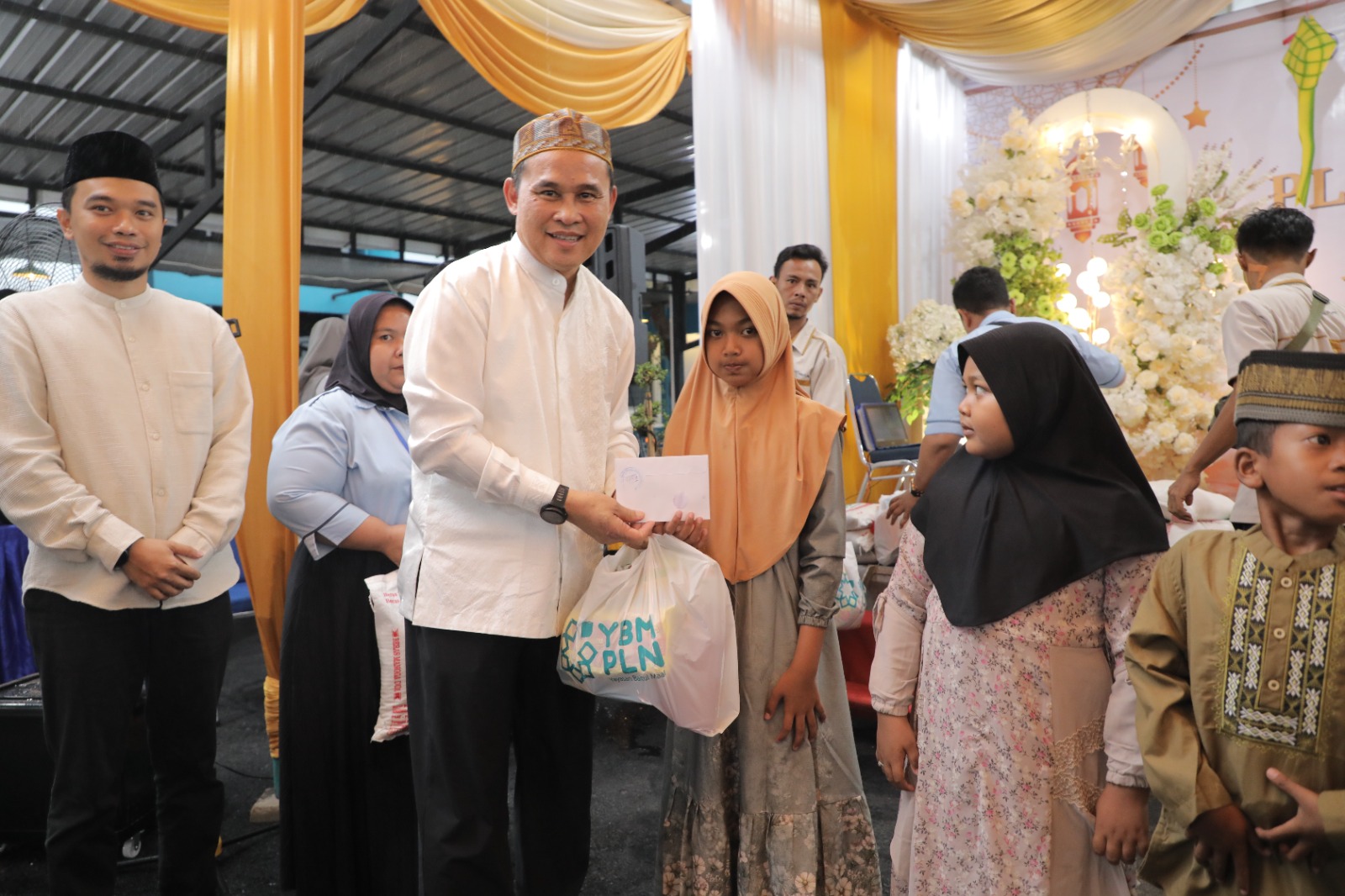  General Manager PLN Unit Induk Distribusi (UID) Sumatera Utara Mundhakir saat memberikan santunan kepada anak yatim. (PRA EVASI/SUMUT POS)