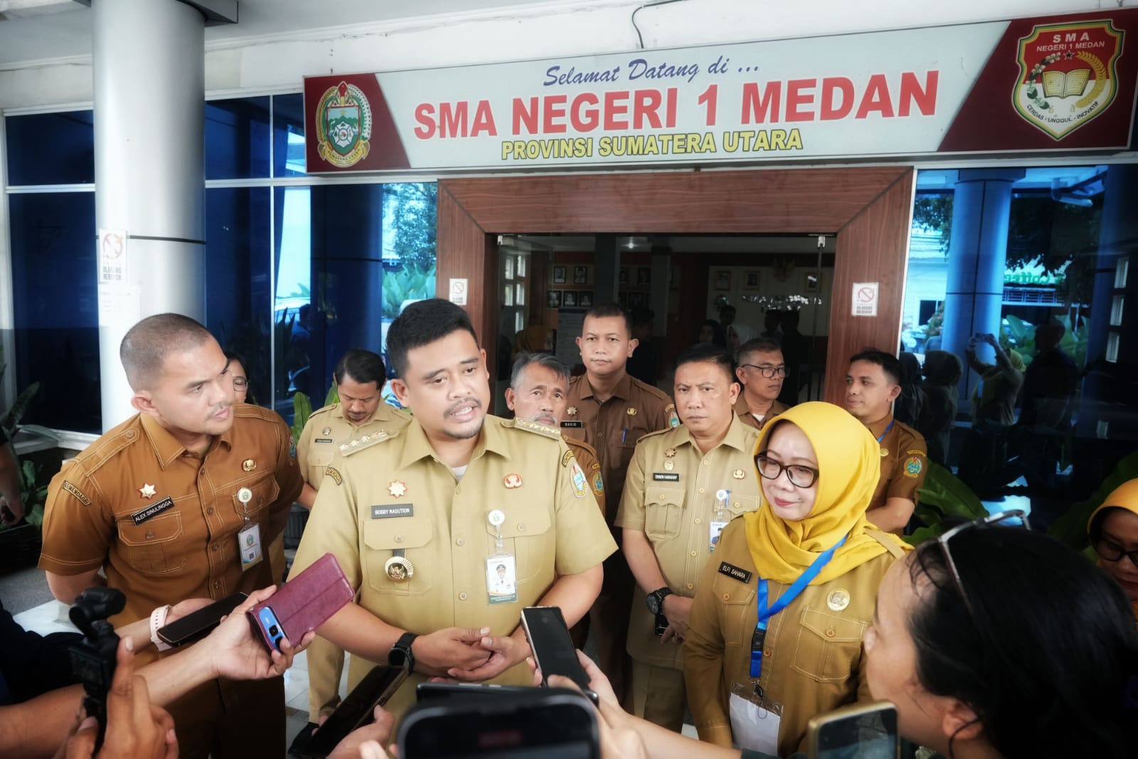 WAWANCARA: Gubsu Bobby Nasution saat diwawancarai di SMAN 1 Medan. (Dok: istimewa)