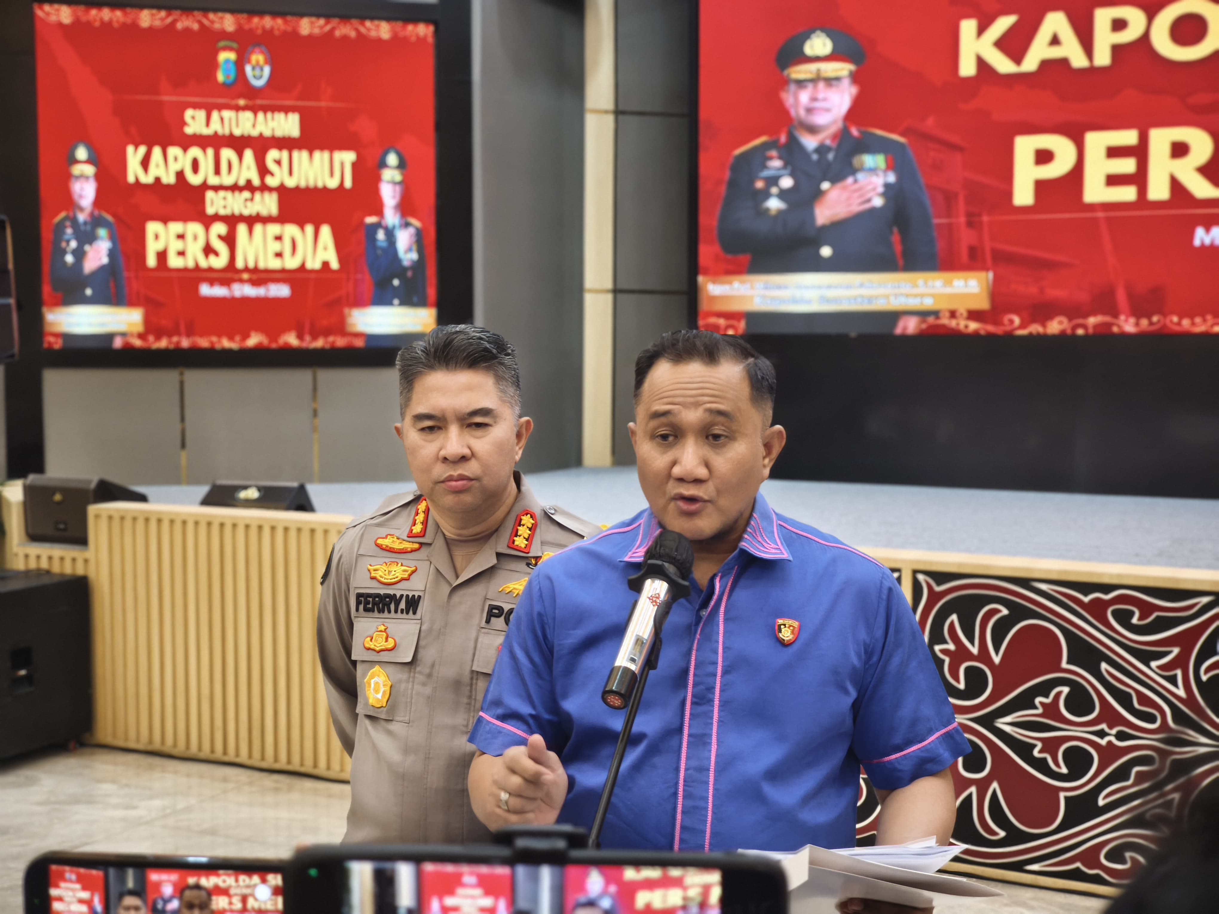 DAMPINGI: Direskrimsus Polda Sumut, Kombes Pol Rahmad Budi Handoko didampingi Kabid Humas Polda Sumut, Kombes Pol Ferry Walintukan. (Dok: istimewa)