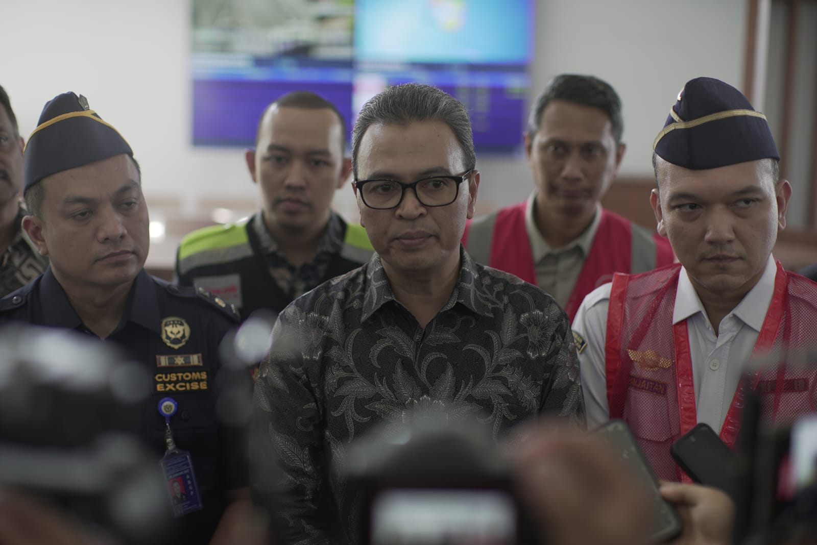 WAWANCARA: Plt Director of Operation and Services PT Angkasa Pura Aviasi, Dedy Sri Cahyono saat diwawancarai sejumlah wartawan usai Apel pembentukan Posko Angkutan Lebaran, di KNO, Deliserdang. 