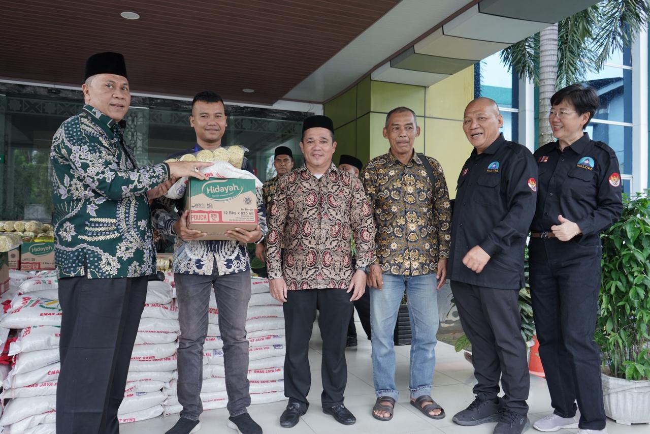 BANTUAN: Kanwil Kemenag Sumut dan Walubi Sumut menyerahkan bantuan kepada masyarakat jelang Idulfitri 2026. (Dok: istimewa)