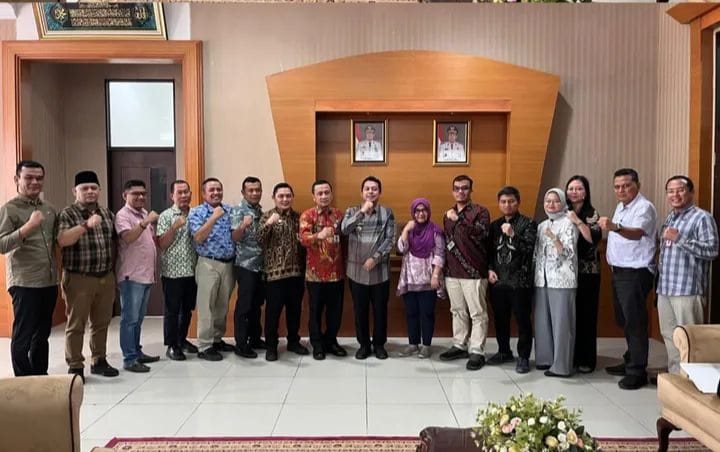 Tim BPK foto bersama dengan Bupati Paluta di sela-sela meeting. (MITRA HARAHAP/SUMUT POS)