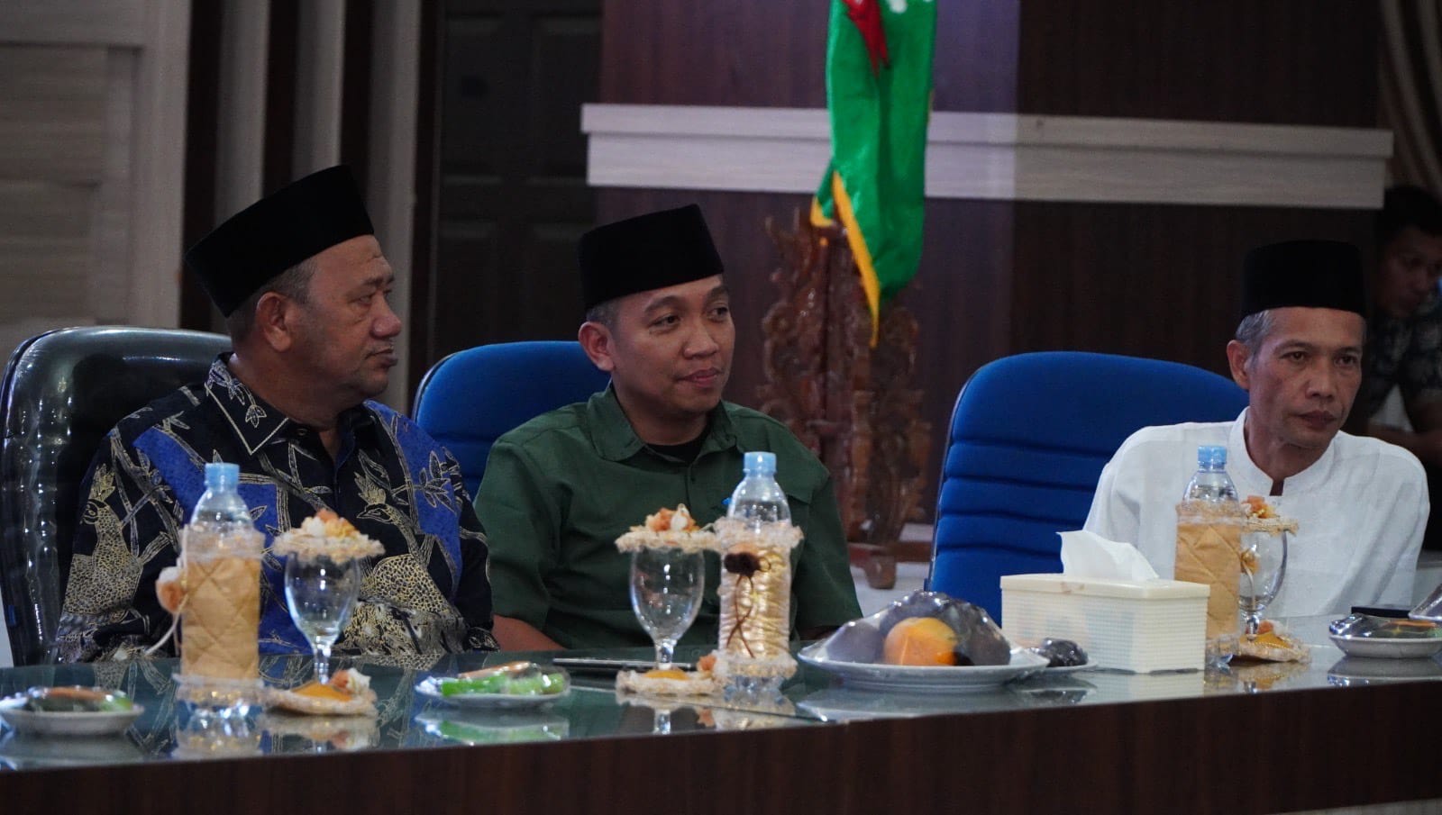  Bupati Langkat, Syah Afandin (kiri) saat mengikuti buka puasa bersama insan pers yang digelar dinas komunikasi dan informatika. (Diskominfo Langkat/Sumut Pos)