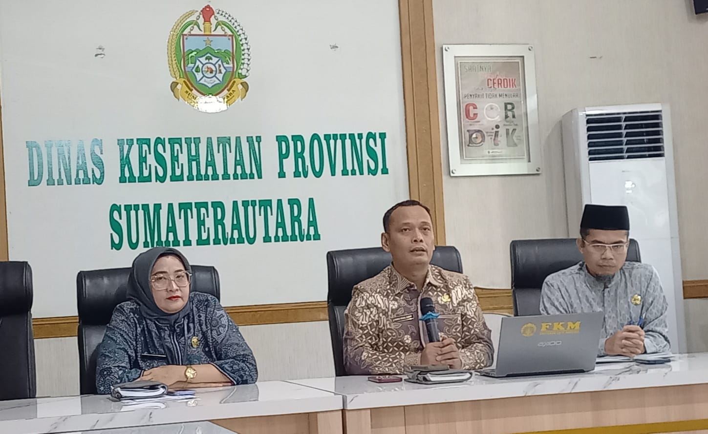 Sekretaris Dinkes Sumut Hamid Rijal Lubis, SKM, Mkes serta Kabid Yankes Dinkes Sumut dr Silvi Agustina Hasibuan dan Kepala Seksi Pelayanan Kesehatan Primer Dinkes Sumut Riswand beri keterangan pers. 
