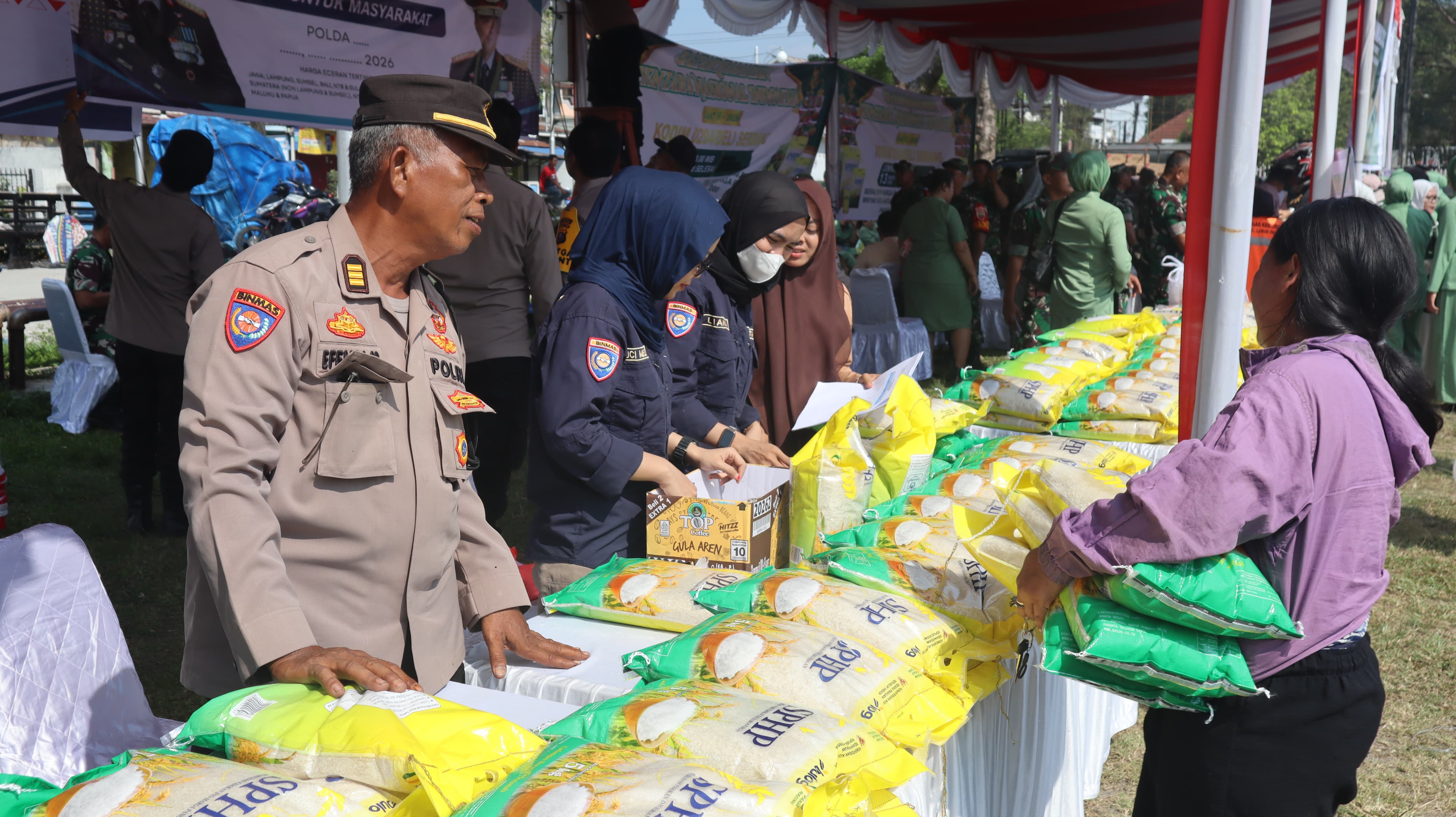 Polresta Deli Serdang  menggelar bazar/pasar murah yang dilaksanakan di Lapangan Segitiga, Kecamatan Lubukpakam, Jumat (13/3). (BATARA/SUMUT POS)