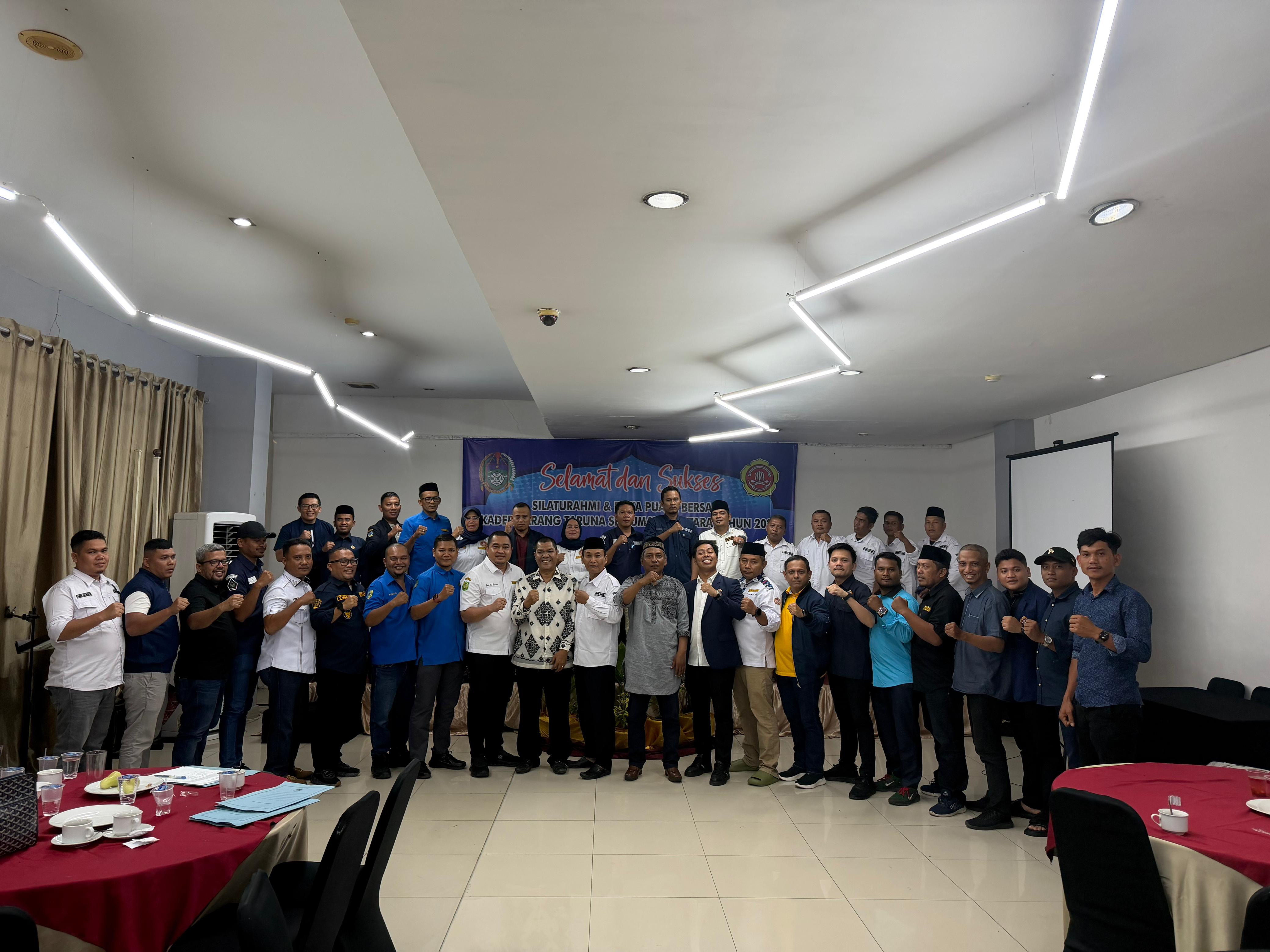 Pengurus dan kader Karang Taruna dari 18 kabupaten/kota se-Sumatera Utara usai kegiatan silaturahmi dan buka puasa bersama yang digelar di Aula Saka Hotel, Jalan Gagak Hitam,  Medan. (