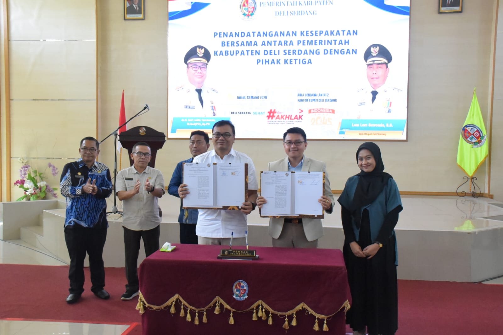 Bupati Deli Serdang, dr H Asri Ludin Tambunan menandatangani nota kesepahaman atau MoU dengan enam mitra strategis di Aula Cendana, Lantai II, Kantor Bupati Deli Serdang, Jumat (13/3/2026). 