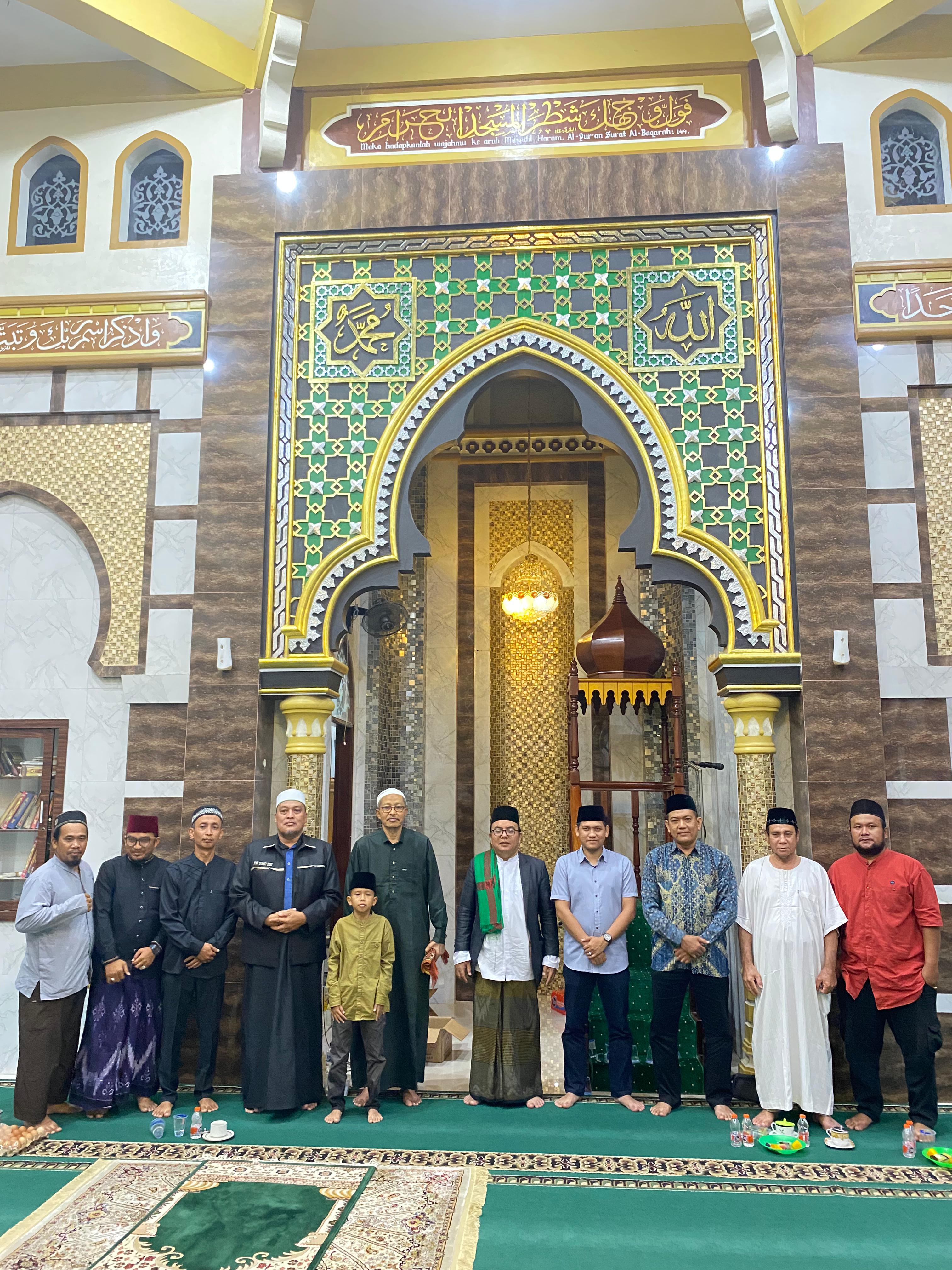 Lurah Kelurahan Besar, Kecamatan Medan Labuhan, Gandi Gusri menghadiri peringatan Nuzul Quran yang digelar di Masjid Al-Muhajirin. (ISTIMEWA/SUMUT POS)