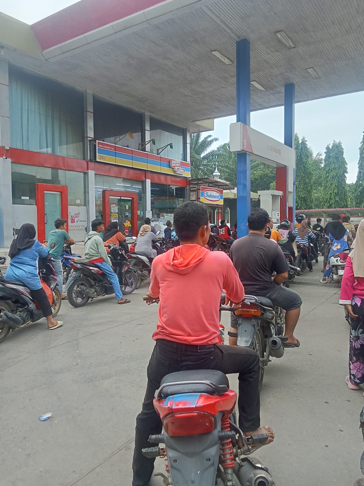 Antrean pengendara untuk mendapatkan BBM di salah satu SPBU di Gunung Tua, Kabupaten Paluta. (MITRA HARAHAP/SUMUT POS)