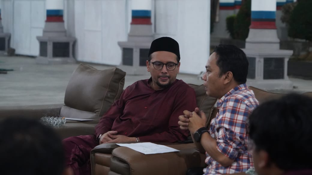 Bupati Labusel Fery Sahputra Simatupang S.H sedang berdialog dengan Manajer Perusahaan Listrik Negara (PLN) Unit Kotapinang. (KHAIRUDDIN/SUMUT POS)