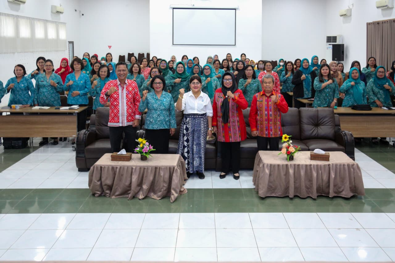 Pengurus TP PPK Kota Siantar foto bersama dengan para narasumber.