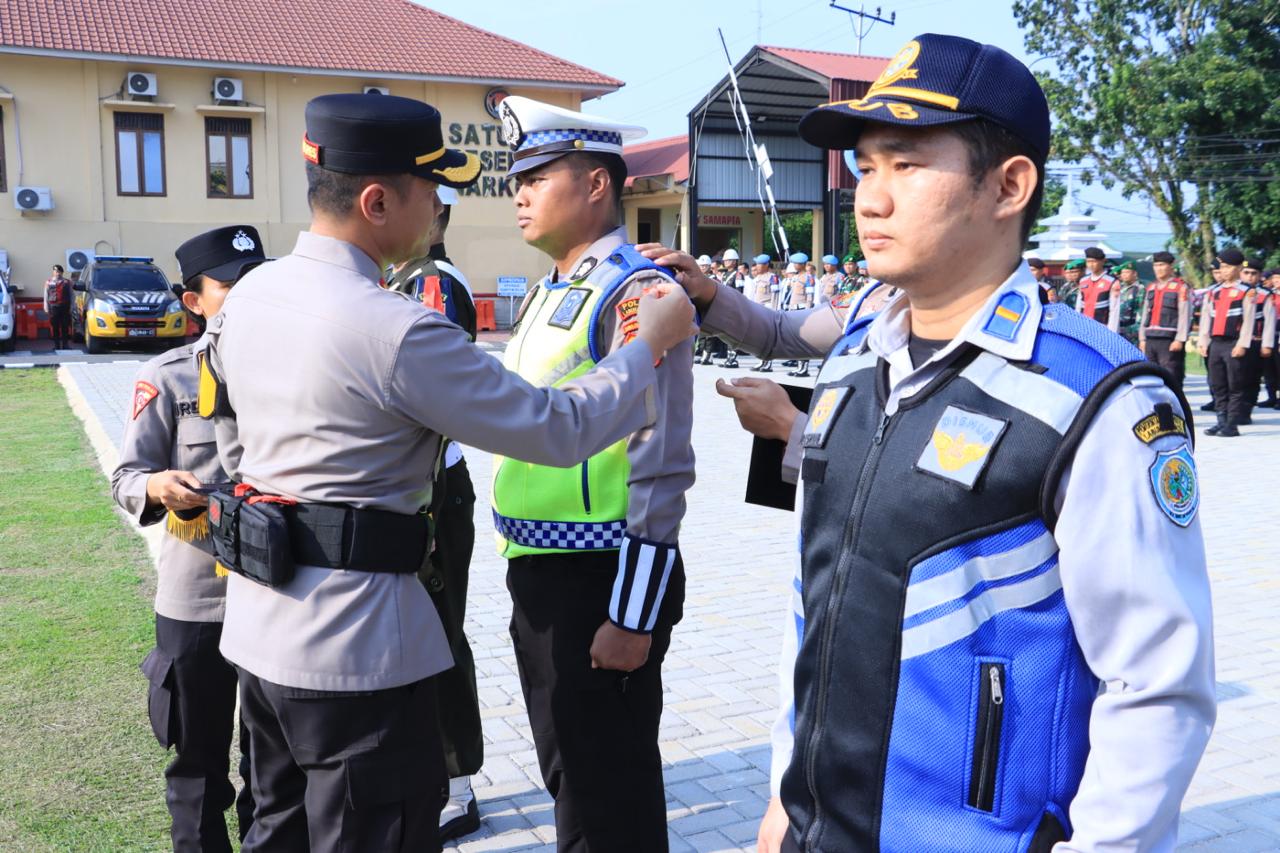 Kapolres Labuhanbatu Memeriksa pasukan Apel Operasi Ketupat Tahun 2026 (Fajar/Sumut Pos)