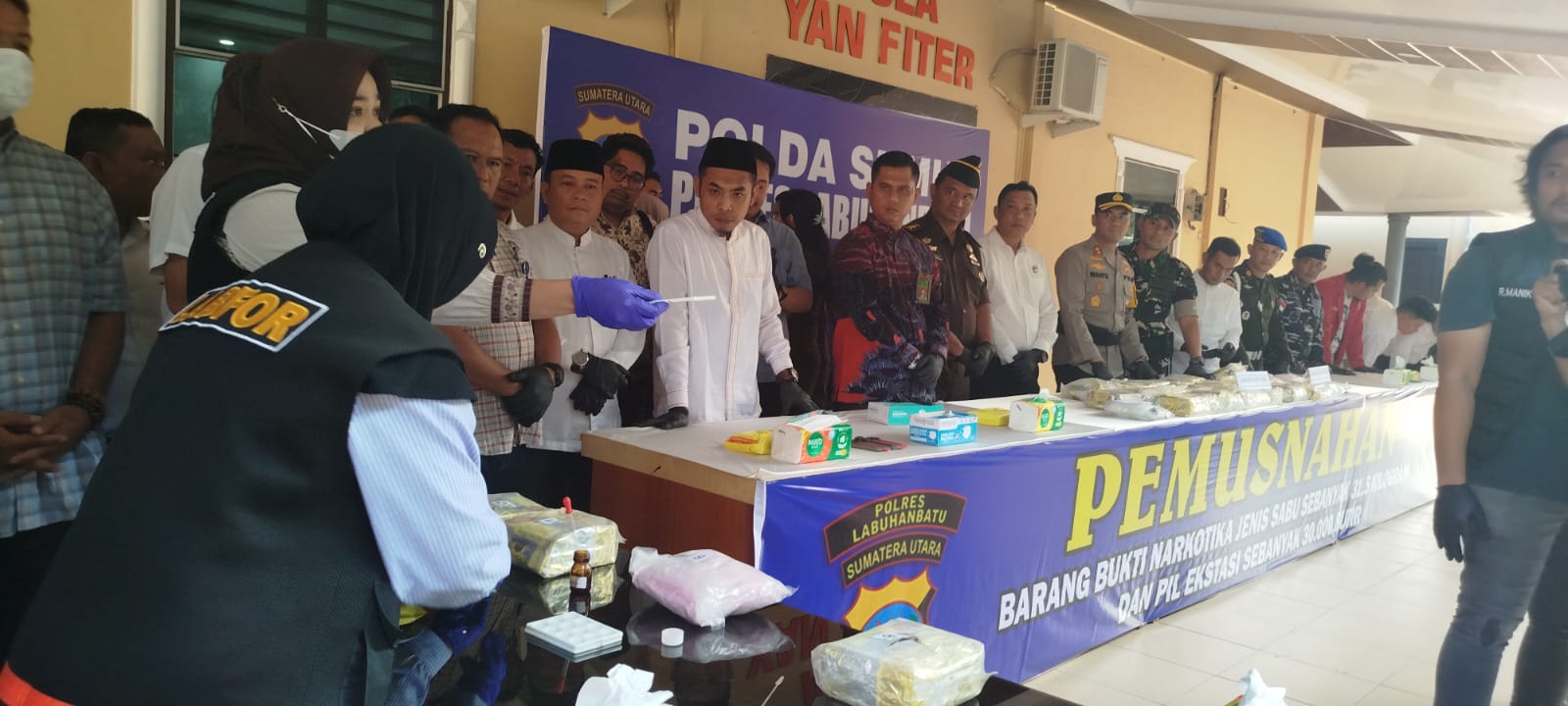Personel Pusat Laboratorium Forensik (Puslabfor) Poldasu melakukan pemeriksaan kandungan sabu dan pil ekstasi (fajar)