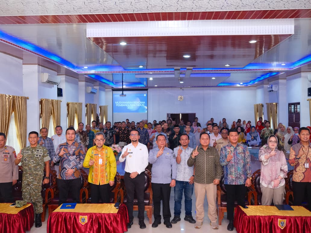Bupati Labusel Fery Sahputra Simatupang S.H bersama peserta musrenbang. (ISTIMEWA/SUMUT POS)