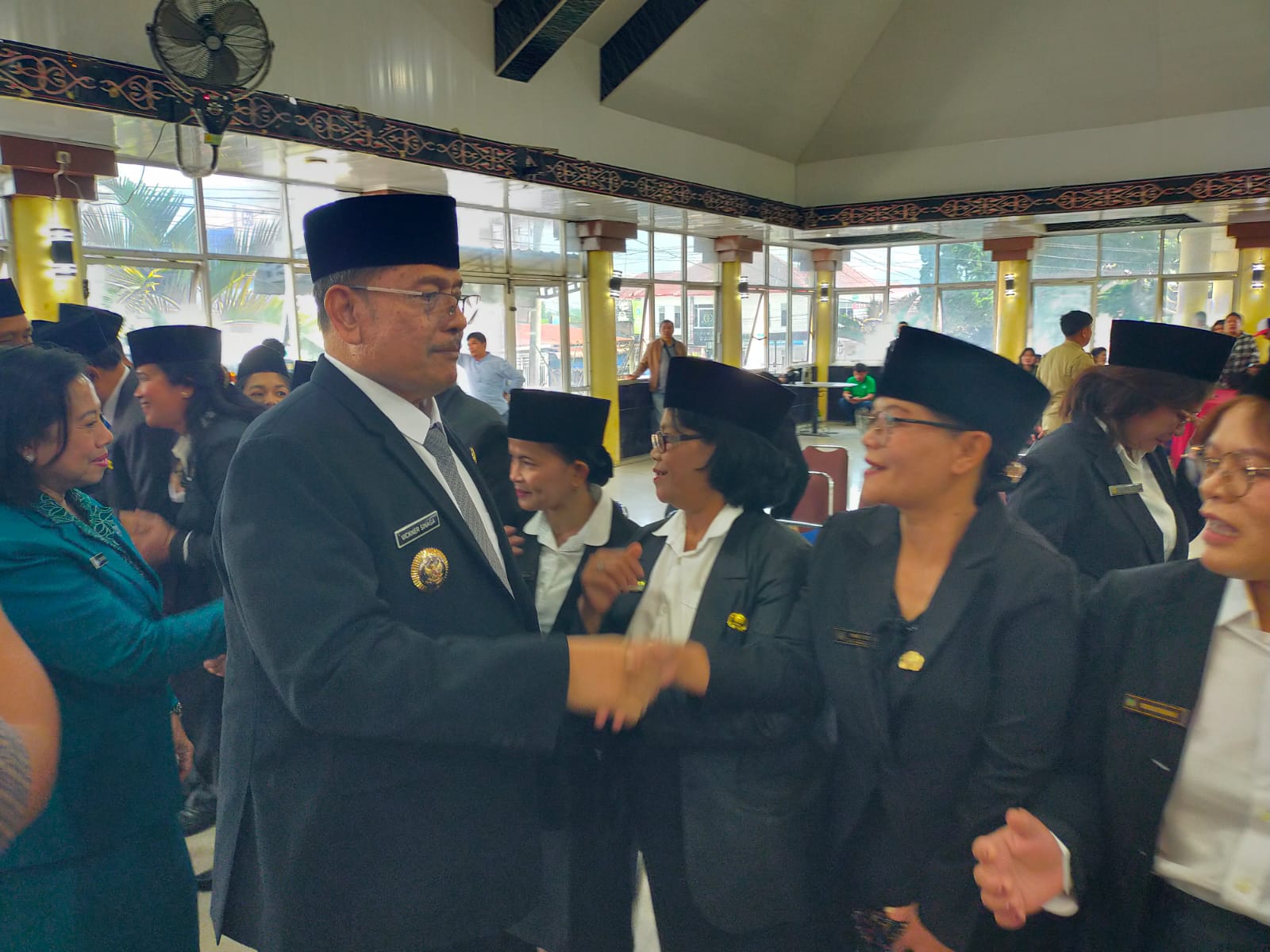 Bupati Dairi, Ir Vickner Sinaga kasih selamat kepada pejabat saat melantik 36 Kepala Sekolah dan 2 Kepala Puskesmas digedung Balai Budaya Sidikalang, Jumat (13/3/2026).RUDY SITANGGANG/SUMUT POS.