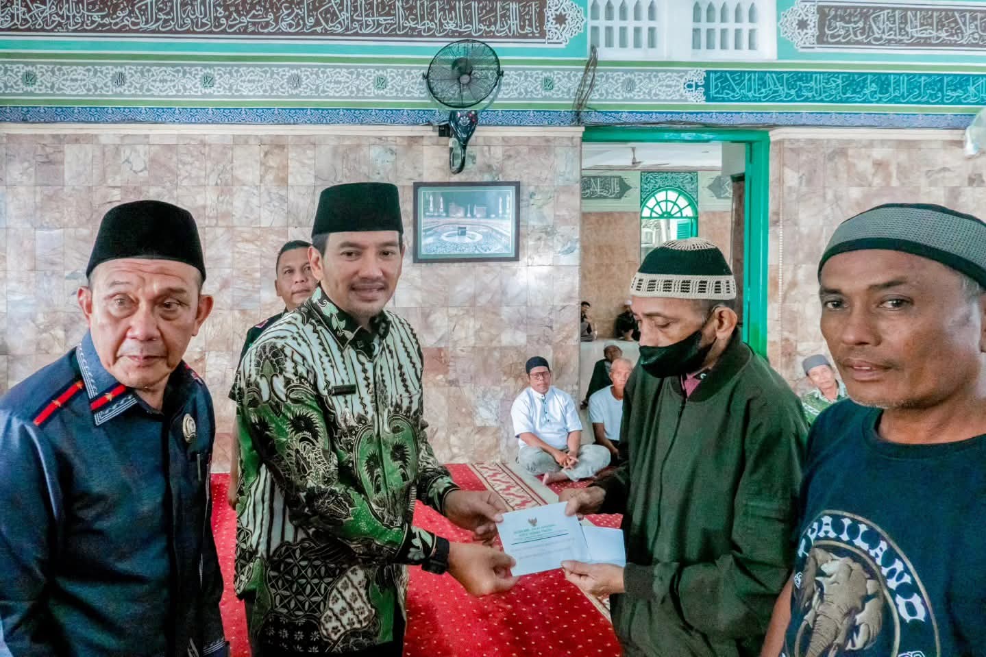 Wali Kota Tebing Tinggi H. Iman Irdian Saragih menyerahkan secara simbolis bantuan zakat Ramadhan kepada mustahik pada kegiatan penyaluran zakat oleh BAZNAS Kota Tebing 