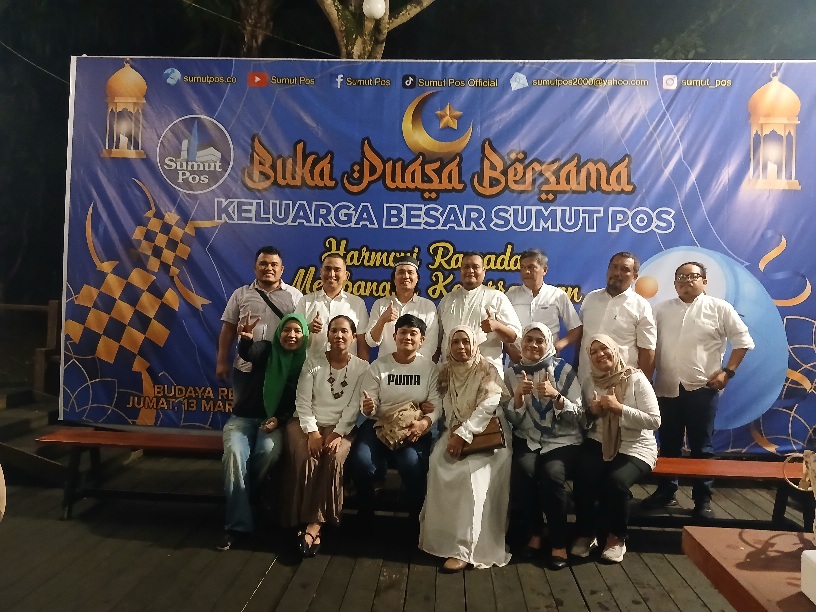 BERSAMA: Tim redaksi Sumut Pos berfoto bersama saat acara Buka Puasa Bersama di Budaya Resto. (Dok: istimewa)