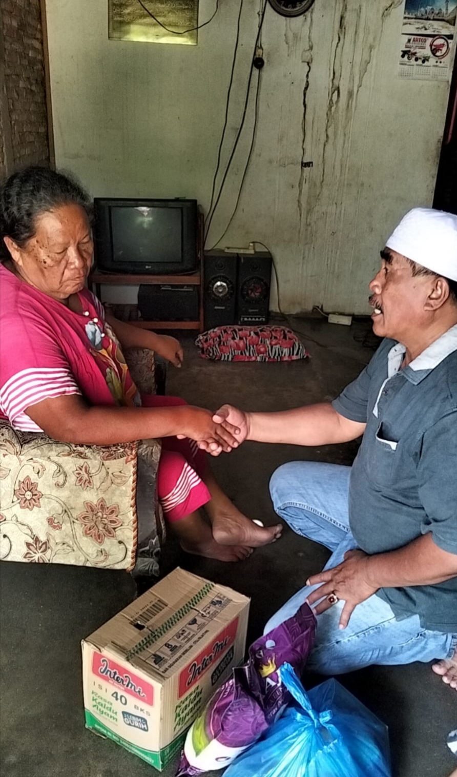 MJ Sitorus berikan bantuan berupa Sembako kepada Lansia. (Dok: istimewa)  