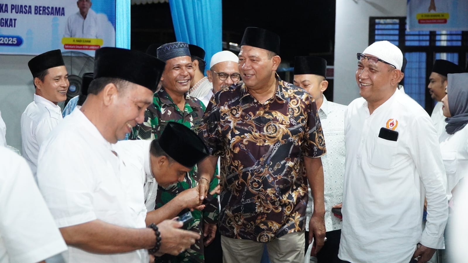 BUKA PUASA; Ketua KONI Langkat, Syah Afandin saat mengikuti buka puasa bersama. (Dok: Diskominfo Langkat/Sumut Pos)
