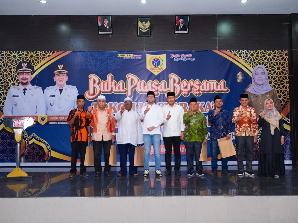 BERSAMA: Bupati Labuhanbatu Selatan, Fery Syahputra Simatupang berfoto bersama undangan pada acara Buka Puasa Bersama. (Dok: istimewa)