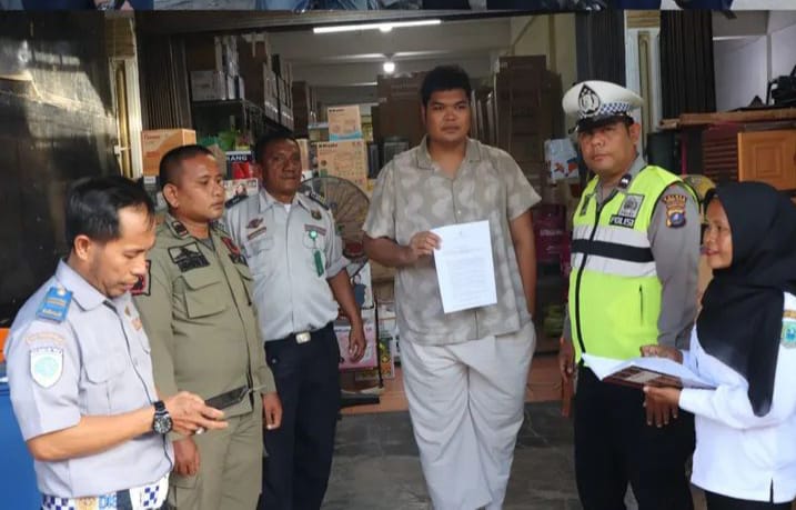SOSIALISASI: Pihak Kepolisan, Dishub dan Sarpol PP saat mensosialisasikan peraturan baru di Pusat Pasar Gunung Tua selama Idulfitri 2026. (Dok: istimewa)