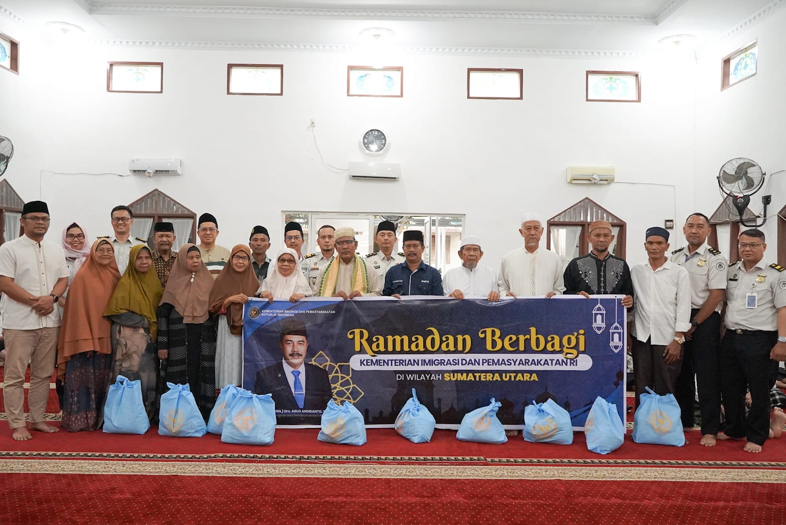SIMBOLIS: Kementrian Imigrasi dan Pemasyarakatan Indonesia memberikan bantuan untuk bilal mayit, nazir masjid, dan duafa, di Medan Johor. (Dok: Imigrasi Medan)