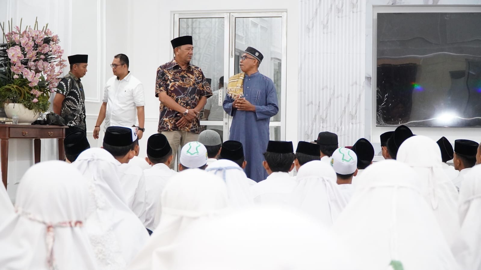 SANTRI: Bupati Langkat, Syah Afandin pada kesempatan perpisahan dengan santri dari Pondok Pesantren Ulumul Quran. (Dok: Diskominfo Langkat/Sumut Pos)