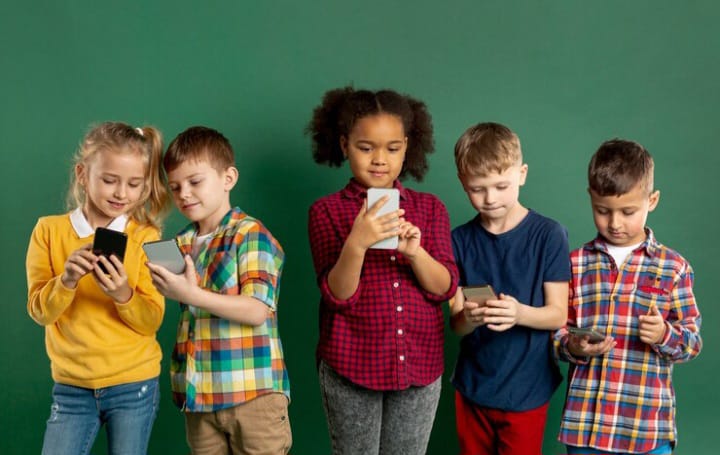 fitur WhatsApp bisa menjadi solusi agar anak tidak sembarangan berkomunikasi dengan orang asing. (Ilustrasi freepik.com)