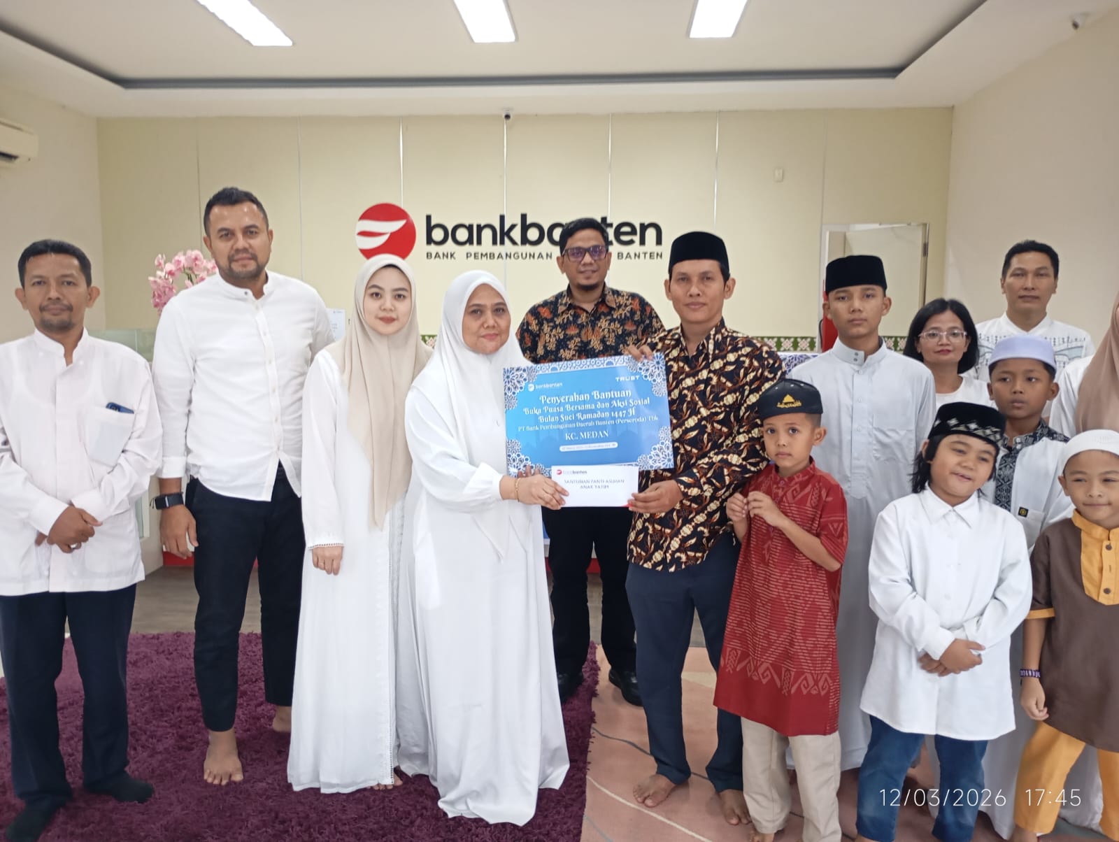 Direktur Utama Bank Banten Muhammad Busthami  dan Sekda Banten Deden Apriandhi foto bersama anak atim diacara Menyatukan Hati Melalui Kebersamaan, Bank Banten Melesat&rdquo; 