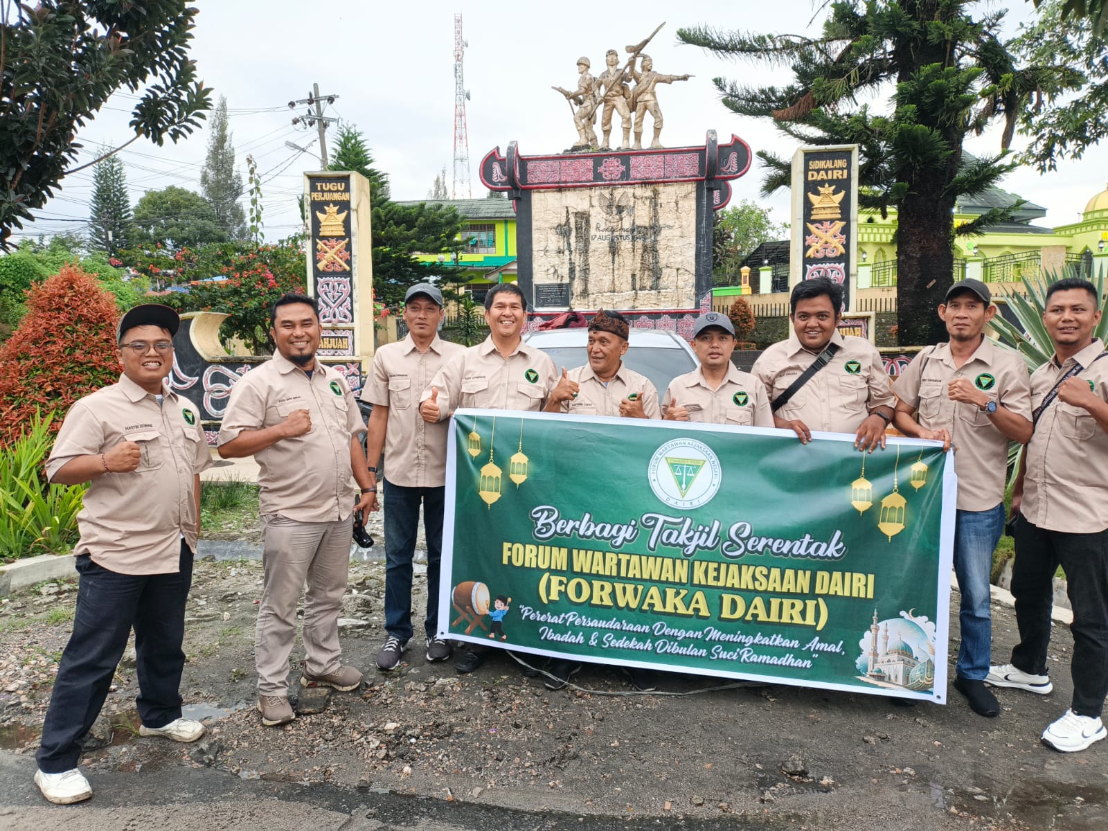 Jajaran pengurus Forwaka Dairi membagi-bagikan menu berbuka puasa atau takjil kepada pengendara yang melintas disekitar Tugu Perjuangan, Sidikalang. (Rudy Sitanggang/Sumut Pos)