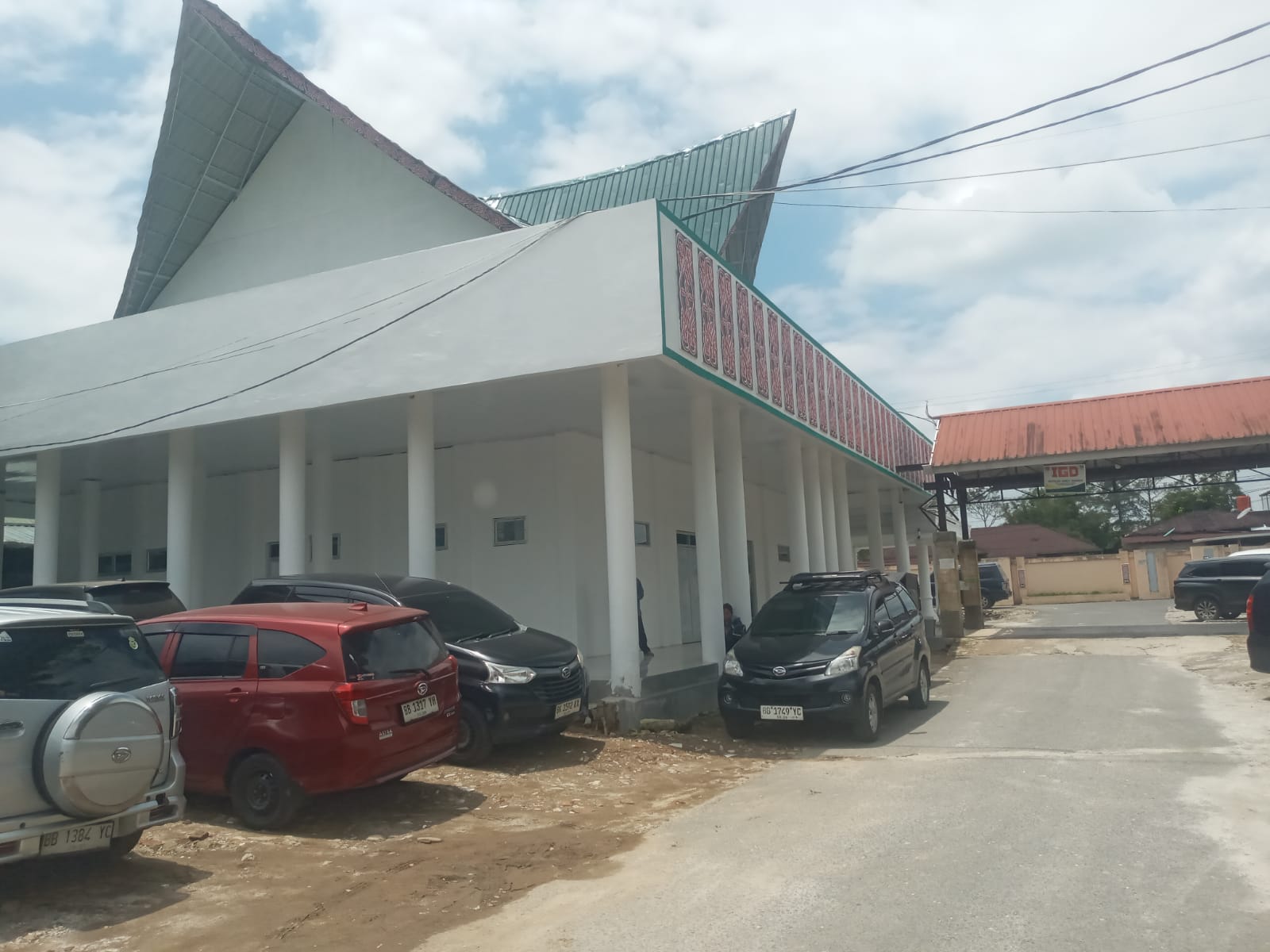  Gedung fasilitas pelayanan penyakit jantung di RSUD Sidikalang yang dibangun tahun 2025, hingga kini belum difungsikan. (RUDY SITANGGANG/SUMUT POS.)