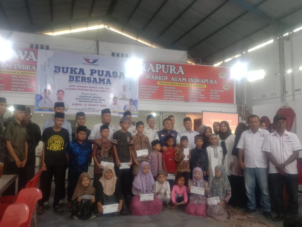 Ketua DPD Partai Perindo Batubara Alpon Sirait, ST dan Wakil Ketua I DPW Perindo Sumut Iskandar Prapanca dan kader Perindo Batubara saat foto bersama usai berbuka puasa bersama anak yatim.