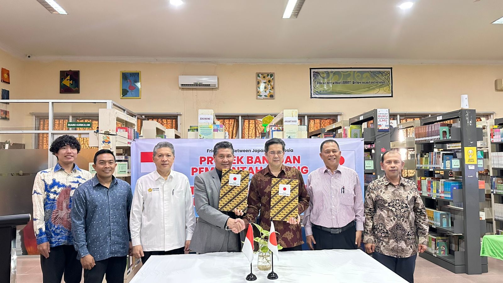 Konsul Jenderal Jepang di Medan dan Ketua Yayasan Sekolah Laboratorium Syiah Kuala menandatangani kontrak bantuan dana hibah pemerintah Jepang untuk pemulihan bencana alam di Provinsi Aceh. 
