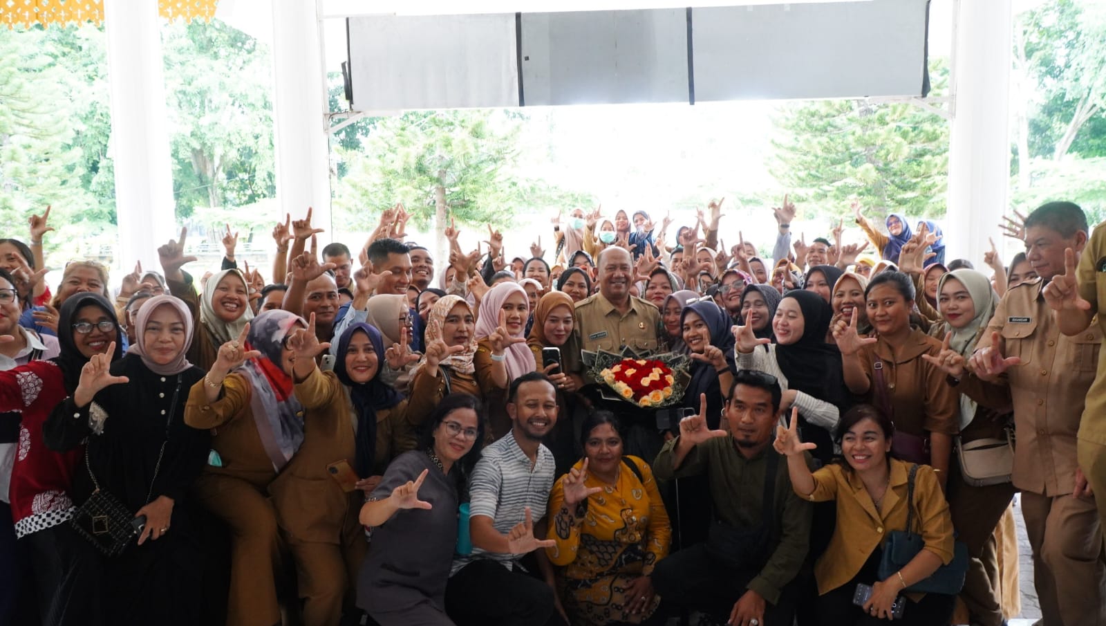 PPPK Paruh Waktu Tenaga Kesehatan saat foto bersama dengan Bupati Langkat, Syah Afandin. (Iskominfo Langkat/Sumut Pos)