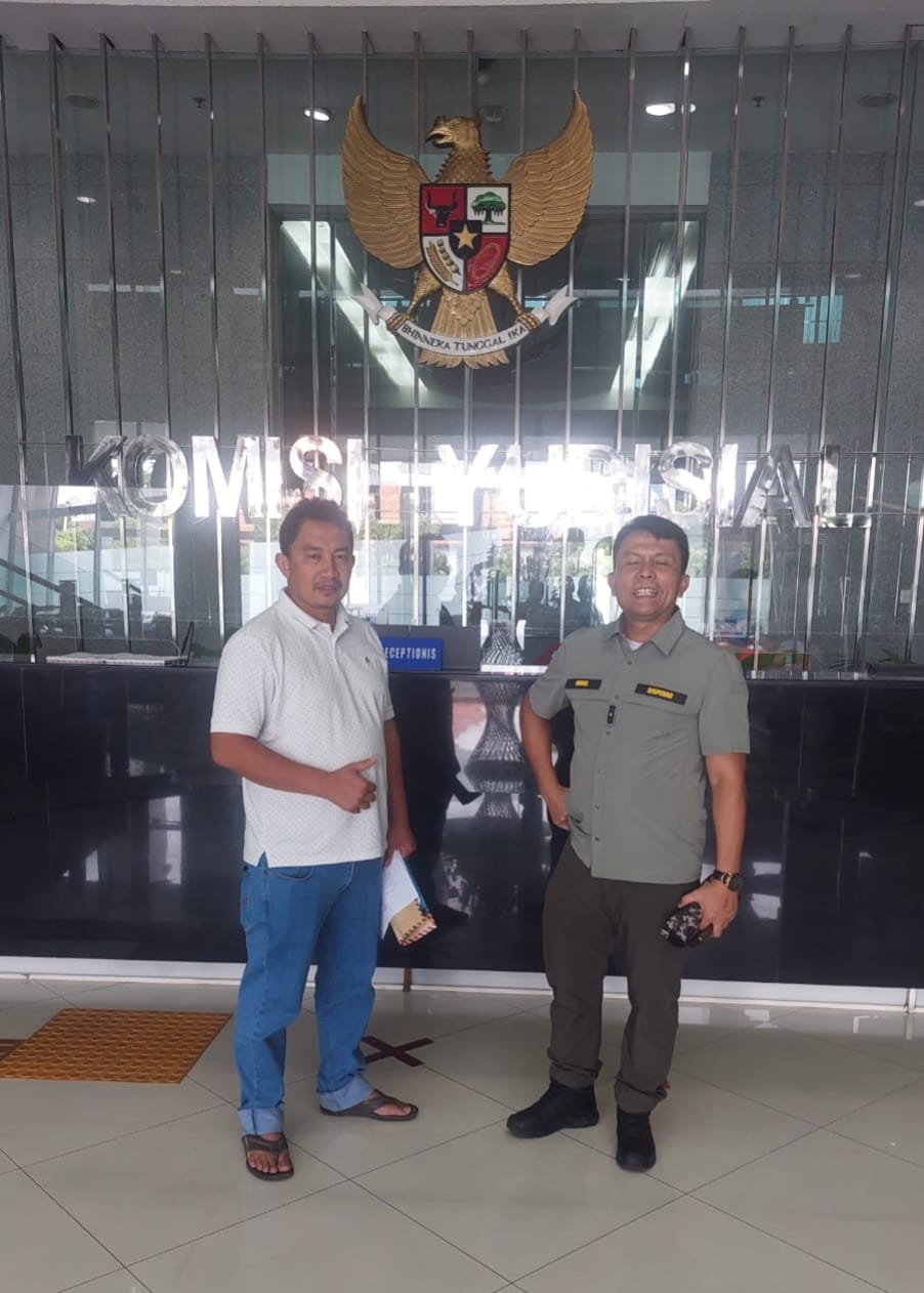 H. Sembiring asal Tanah karo saat melaporkan Hakim PT Medan ke Kantor Komisi Yudisial RI di Jakarta. (ISTIMEWA/SUMUT POS)