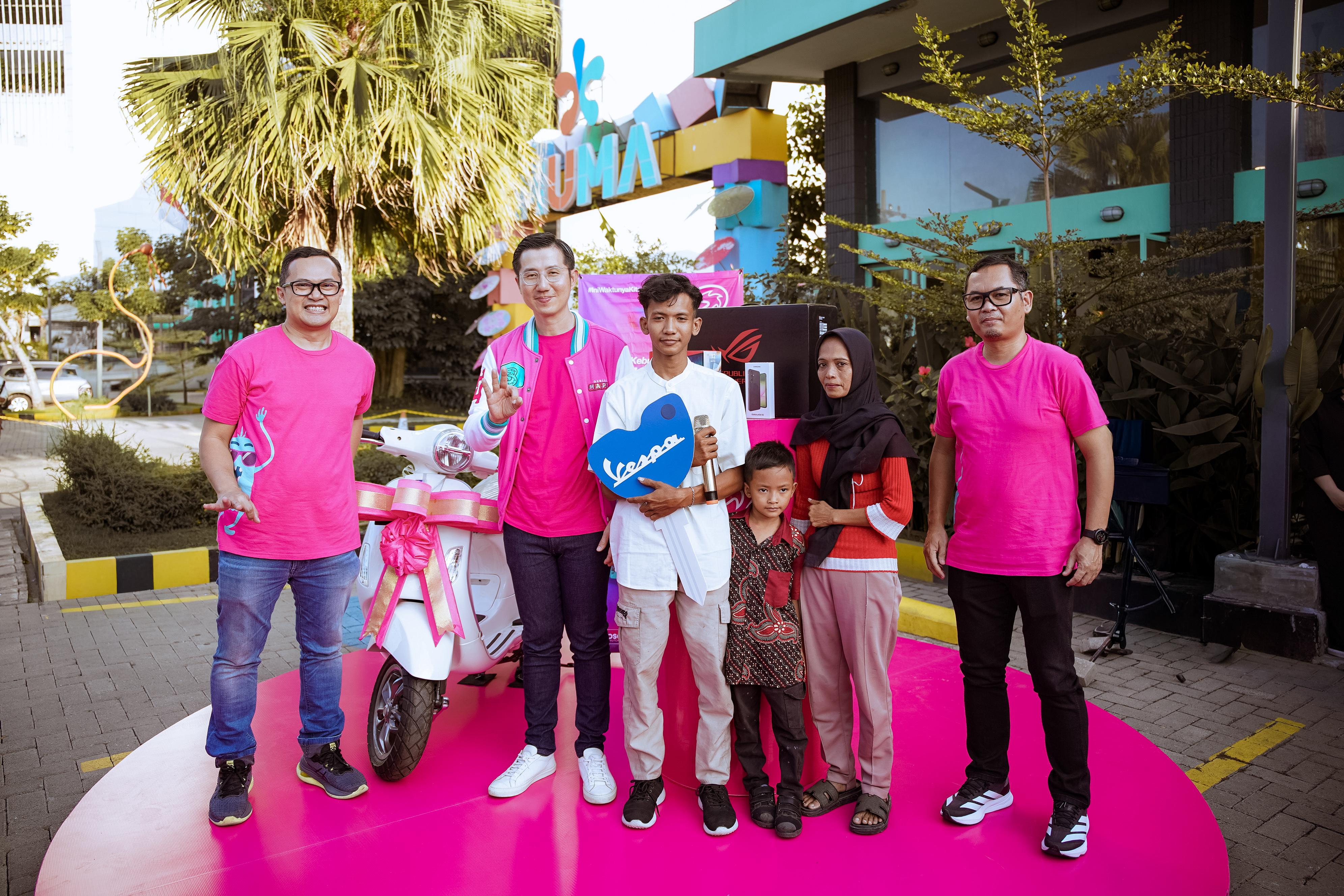 BOMBASTIS TRI: Pimpinan Indosat Sumatera menyerahkan hadiah Bombastis Tri kepada Diko, pemenang Grand Prize Vespa LX 125. (Dok: Indosat)