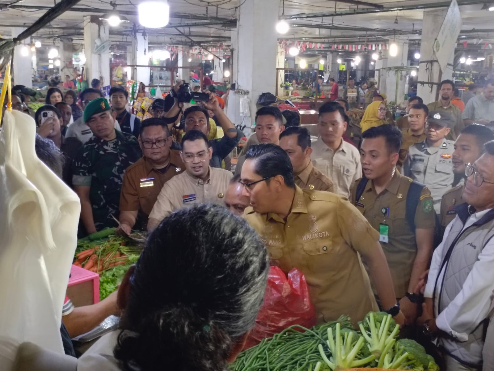SIDAK: Wali Kota Medan, Rico Waas saat sidak di Pasar Petisah Medan untuk memantau harga jelang Idulfitri 2027. (Dok: istimewa)