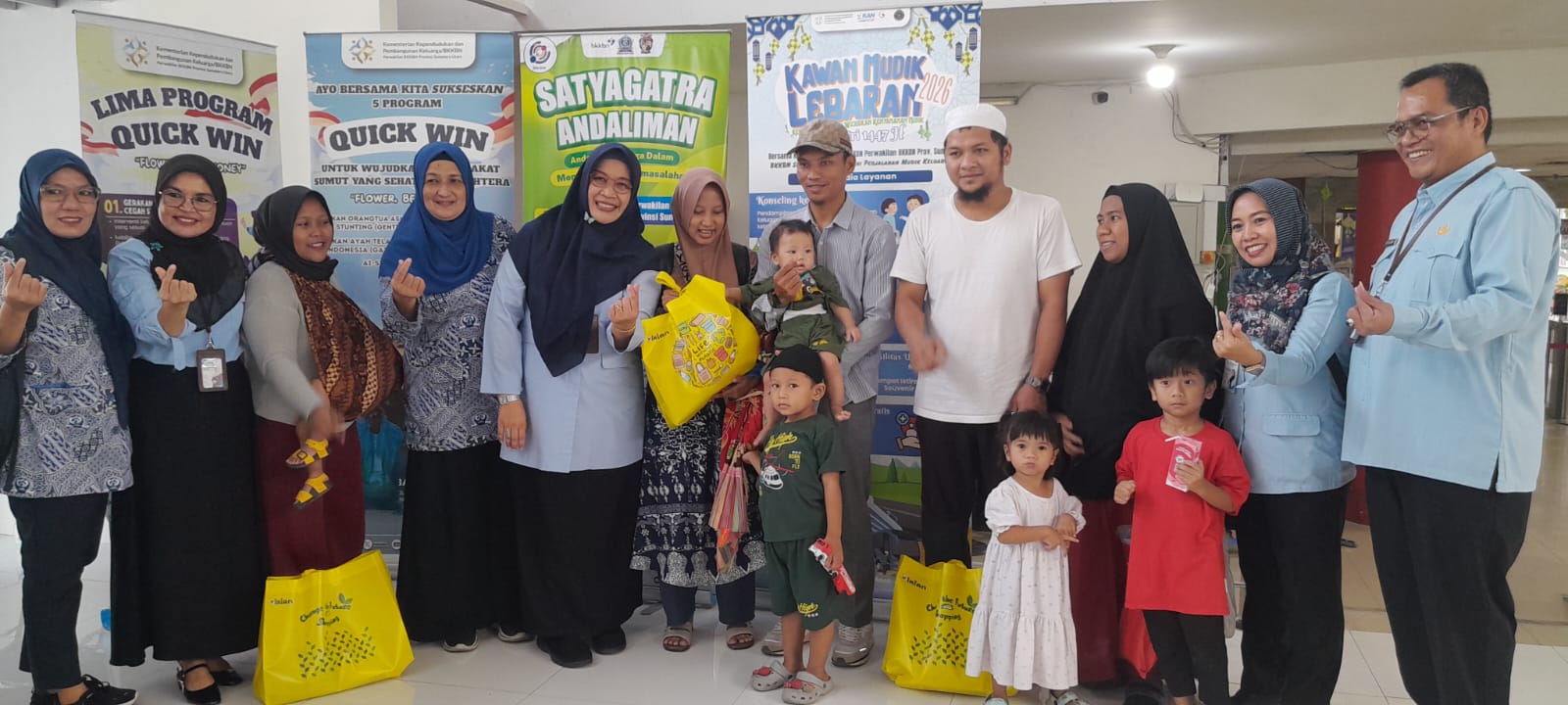 BINGKISAN: Kepala Perwakilan BKKBN Provinsi Sumut, Dr Fatmawati saat memberikan bingkisan kepada pemudik, di Stasiun Kereta Api Medan. (Dok: Dewi Syahruni Lubis/Sumut Pos)