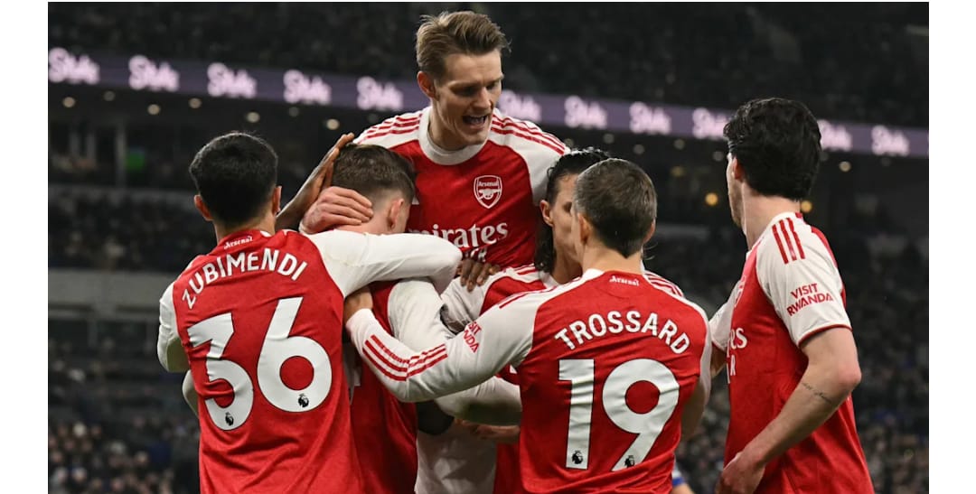 Para pemain Arsenal merayakan kemenangan setelah mengalahkan Everton 2-0. (AFF)