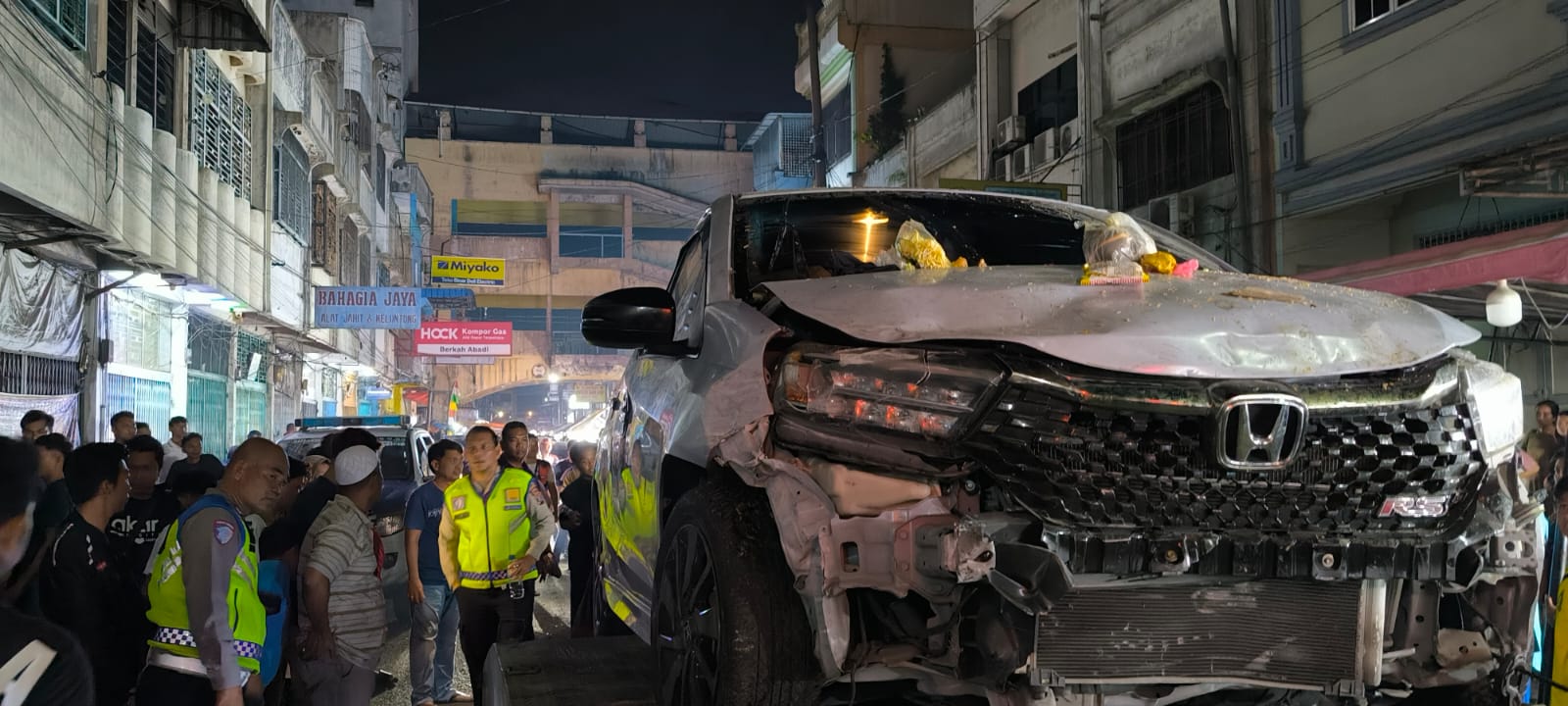  Honda Brio yang menabrak zig-zag lapak jualan di Pasar Kaget Binjai dievakuasi polisi. (Teddy Akbari/Sumut Pos)